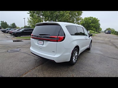 2027 Chrysler Pacifica Select