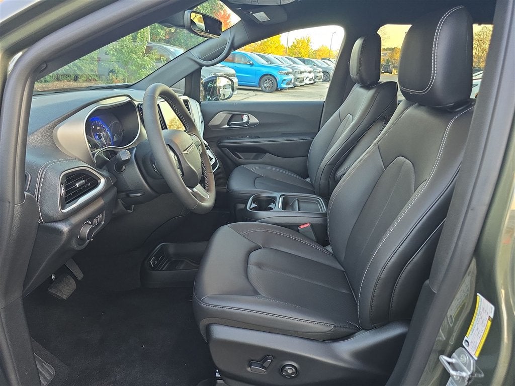 2027 Chrysler Pacifica Select