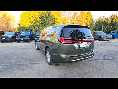 2027 Chrysler Pacifica Select