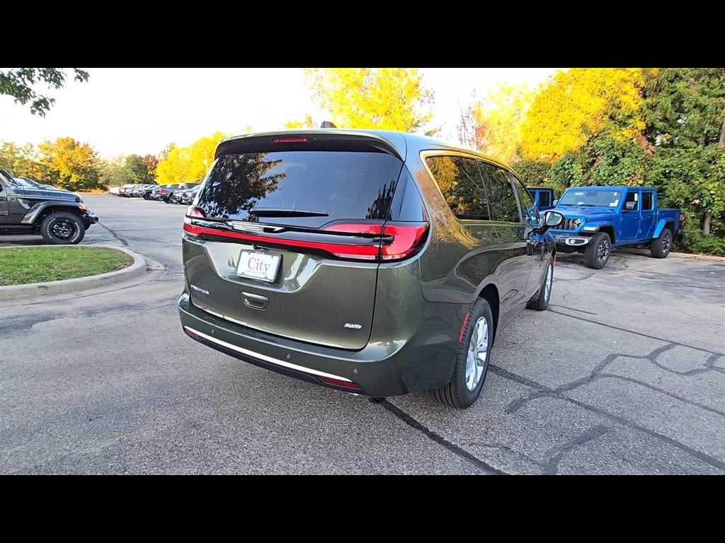 2027 Chrysler Pacifica Select
