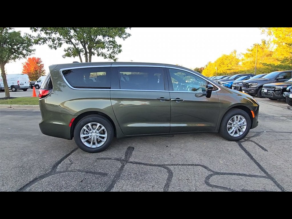 2027 Chrysler Pacifica Select