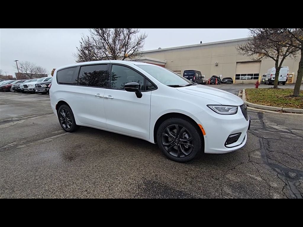 2026 Chrysler Pacifica Select