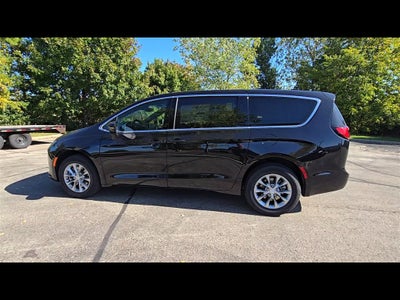 2027 Chrysler Pacifica Select