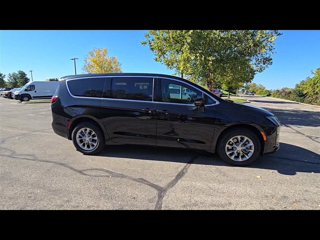 2027 Chrysler Pacifica Select