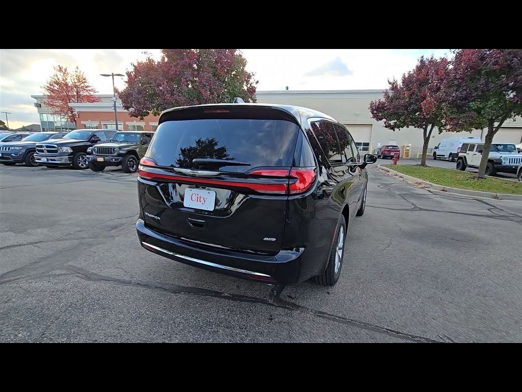 2026 Chrysler Pacifica Select