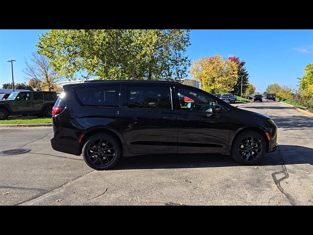 2027 Chrysler Pacifica Limited