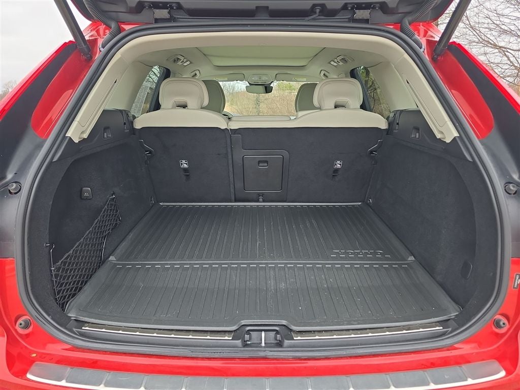 2023 Volvo XC60 Recharge Plug-In Hybrid T8 Plus Bright Theme