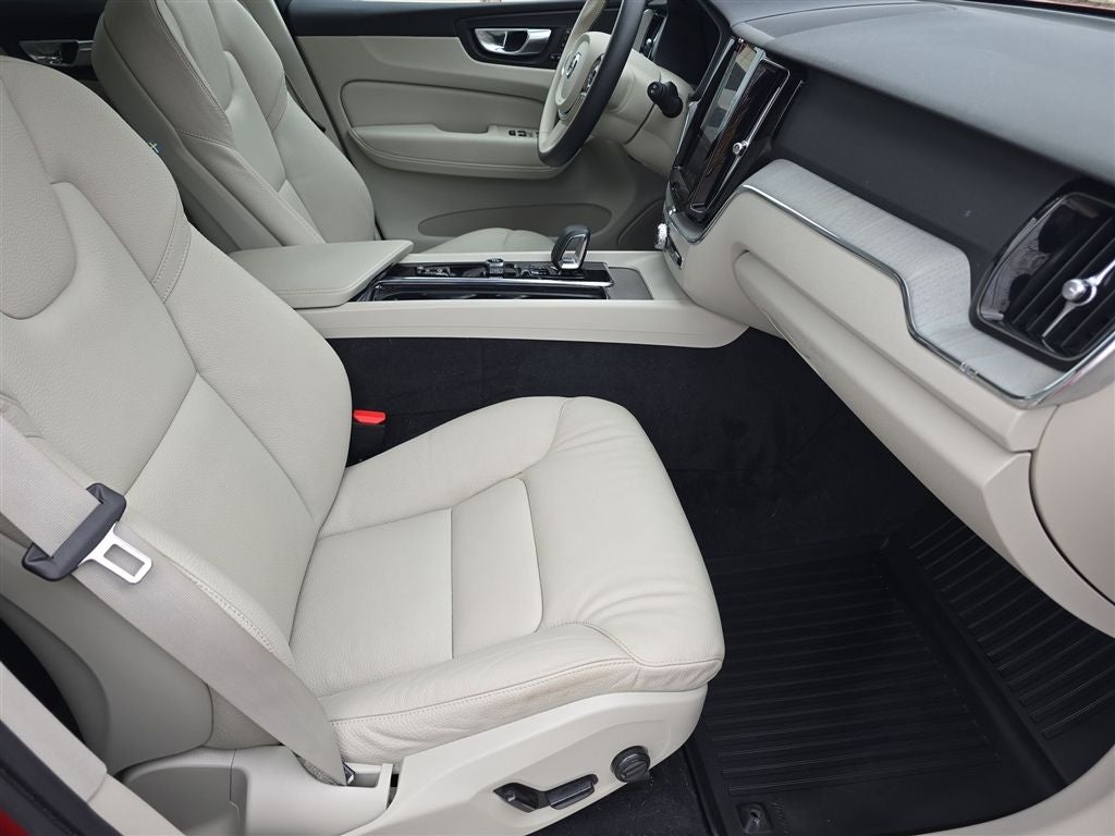 2023 Volvo XC60 Recharge Plug-In Hybrid T8 Plus Bright Theme