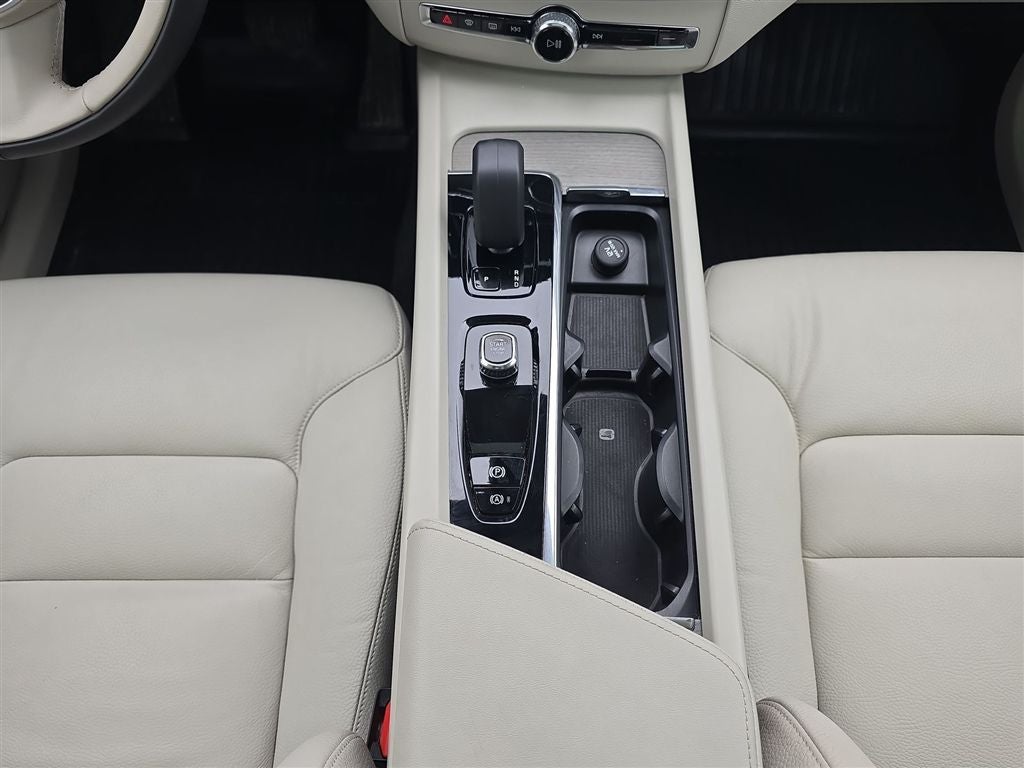 2023 Volvo XC60 Recharge Plug-In Hybrid T8 Plus Bright Theme