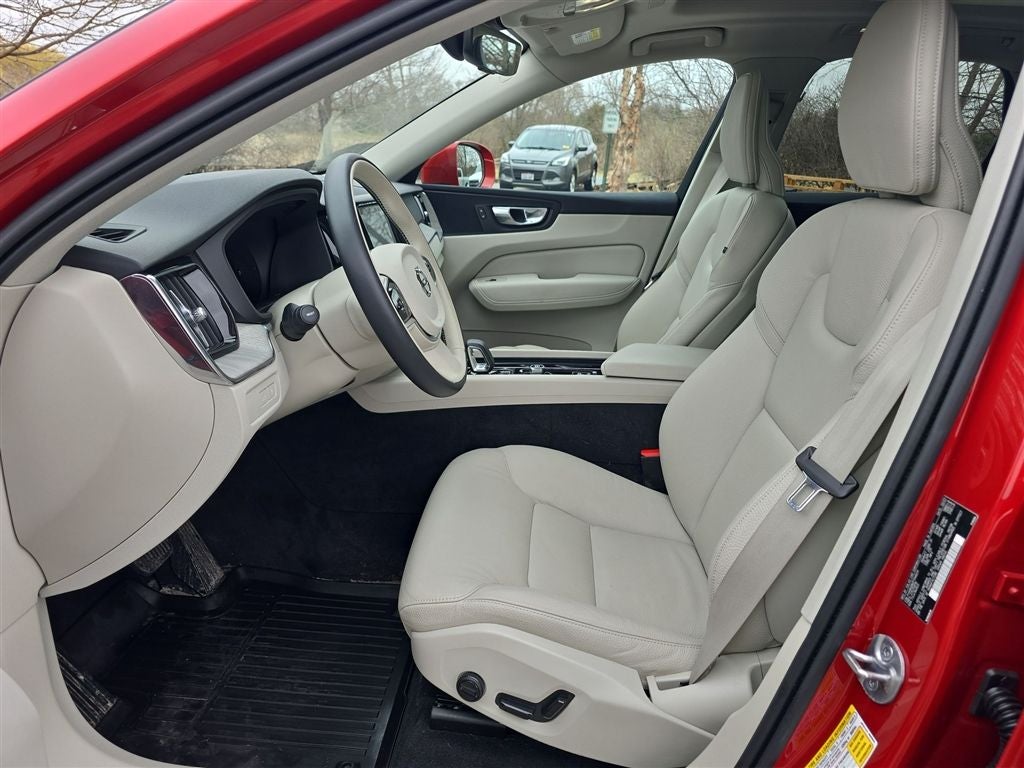 2023 Volvo XC60 Recharge Plug-In Hybrid T8 Plus Bright Theme