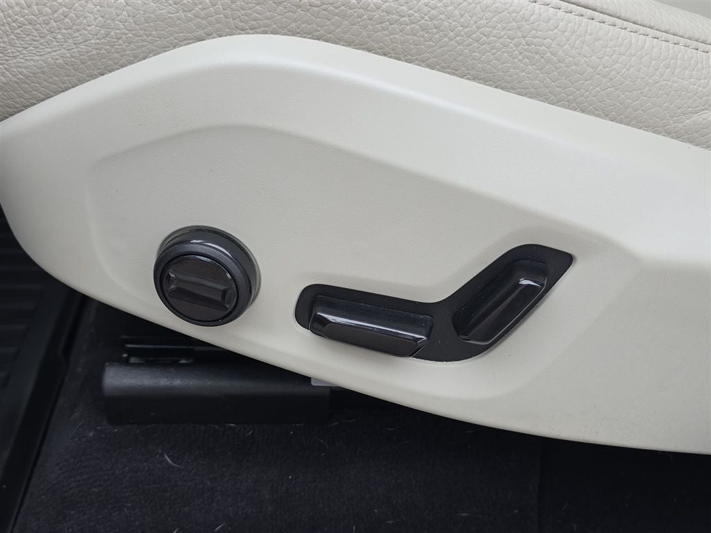 2023 Volvo XC60 Recharge Plug-In Hybrid T8 Plus Bright Theme