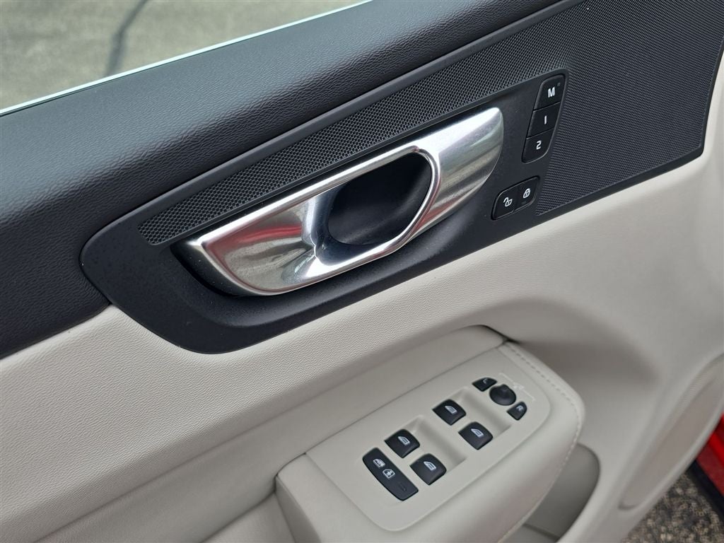 2023 Volvo XC60 Recharge Plug-In Hybrid T8 Plus Bright Theme